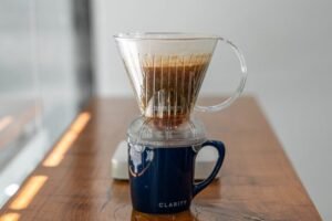 Read more about the article How to Brew Coffee with a Clever Dripper: The Hybrid Method